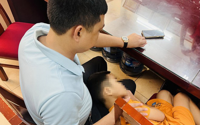 Bé trai 7 tuổi nói lý do không ăn bánh nhưng lại uống nước mà kẻ bắt cóc đưa cho Ảnh 2