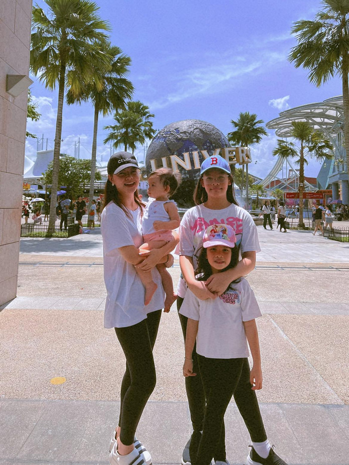 Tuy nhiên hai cô con gái lớn của Phạm Quỳnh Anh đều hết mực yêu thương, quan tâm đến em gái út cùng mẹ khác cha