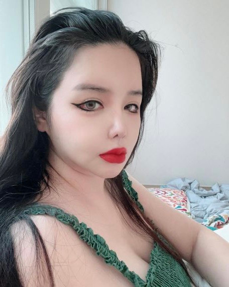 Vốn có tiền sử mắc bệnh sưng hạch bạch huyết từ vài năm trước, lại cộng thêm chứng rối loạn thiếu chú ý (ADD) nên cơ thể Park Bom ngày càng gặp phải nhiều biến chứng.