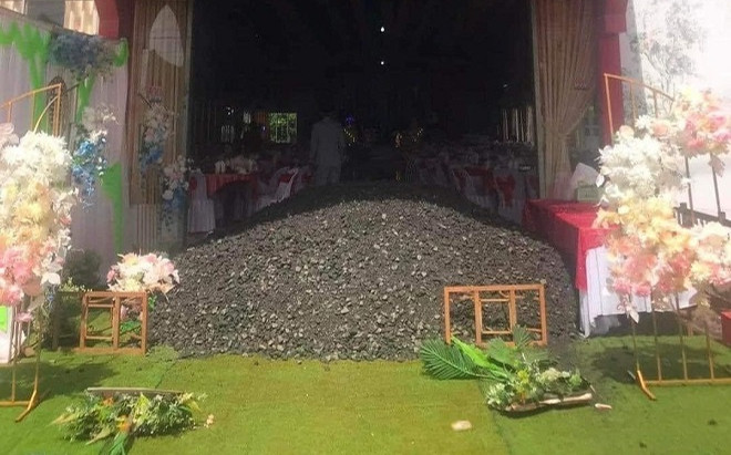Sự thật bức ảnh đống đá lớn chắn ngang cổng đám cưới gây xôn xao mạng xã hội Ảnh 2