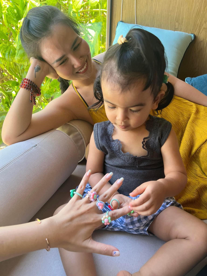 Ca sĩ Võ Hạ Trâm đang là một trong những 'mẹ bỉm Vbiz' nhận được nhiều sự yêu mến của khán giả vì chăm con khá 'mát tay'. 