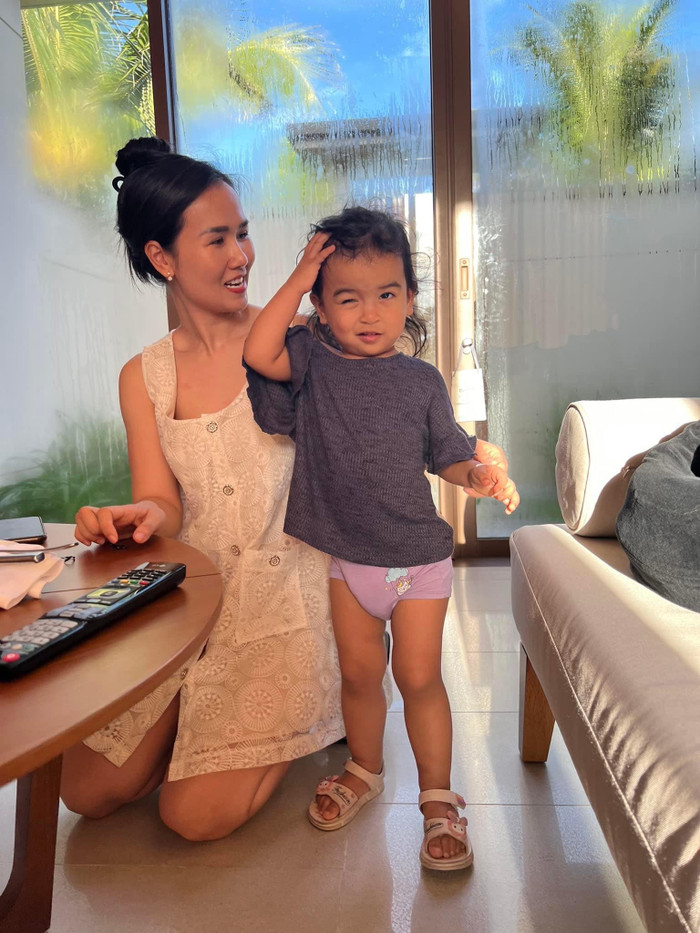  Với vẻ ngoài bụ bẫm, đáng yêu cùng loạt biểu cảm 'khó đỡ', bé Moon (tên con gái Võ Hạ Trâm) nhận được sự yêu quý không kém gì người mẹ nổi tiếng. 