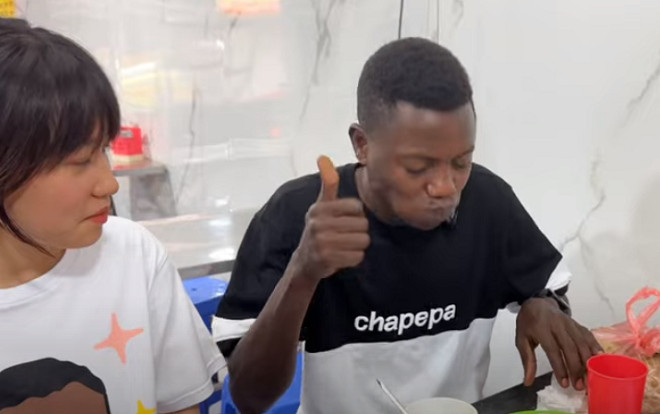 Chàng trai Châu Phi lần đầu thử trứng vịt lộn, biểu cảm mê tít đầy thích thú Ảnh 2