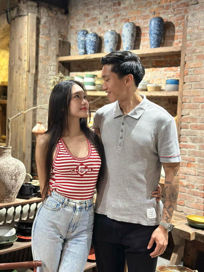 Đoàn Văn Hậu xả loạt khoảnh khắc tình tứ bên bạn gái kỉ niệm 1 năm ngày công khai yêu nhau. 