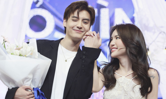 Cả hai hẹn hò từ một chương trình truyền hình.