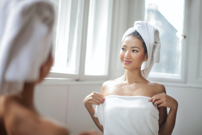  Da sáng khỏe, mụn 'bốc hơi' nhờ thói quen tắm nước lạnh Ảnh 1