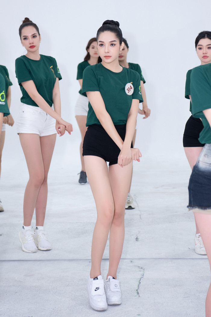 Thí sinh Lê Thị Hồng Hạnh chia sẻ rằng trước khi trình diễn trang phục áo tắm, cô sẽ hạn chế uống nước và chỉ ăn trái cây để giữ bụng thon hơn.