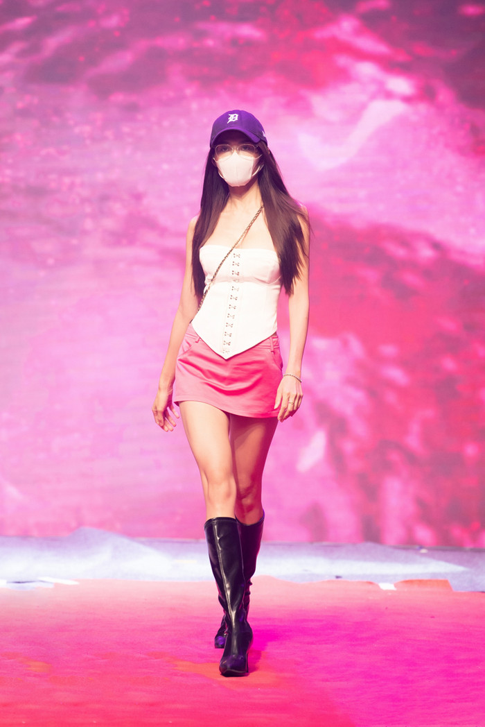 Á hậu Quỳnh Châu vẫn diện đồ 'chất lừ', sải bước trên sàn catwalk. 