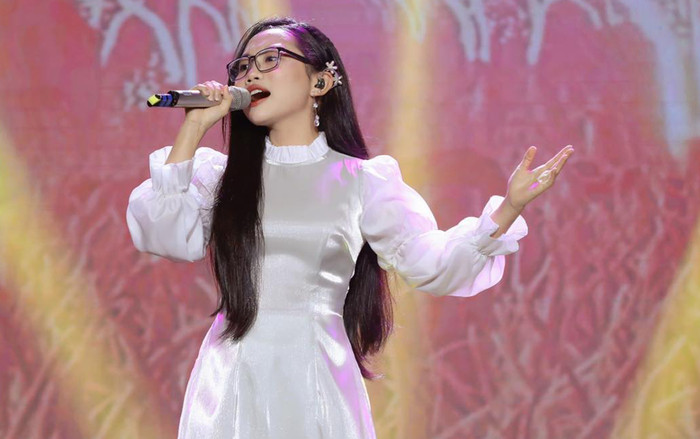 Phương Mỹ Chi hát giọng 3 miền ngọt sớt: 'Tài không đợi tuổi'! Ảnh 2