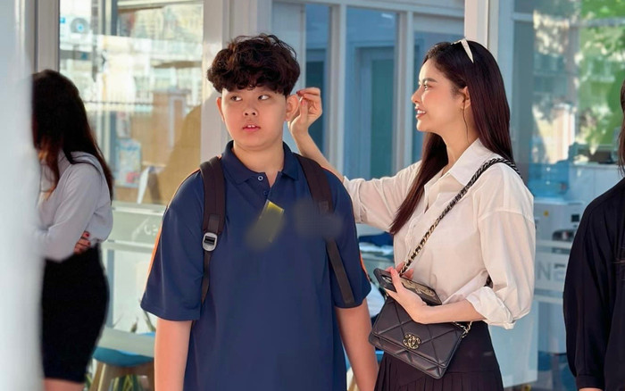 Quý tử nhà Trương Quỳnh Anh cao vượt cả mẹ, mái tóc xoăn như sao nam Hàn Quốc Ảnh 2