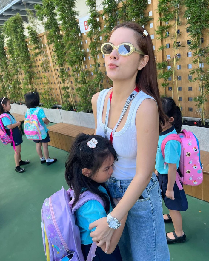 Phạm Quỳnh Anh tiết lộ hai nhóc tỳ rất háo hức trong ngày tựu trường nhưng 'chị ba' nức nở trước khi chia tay mẹ vào lớp.