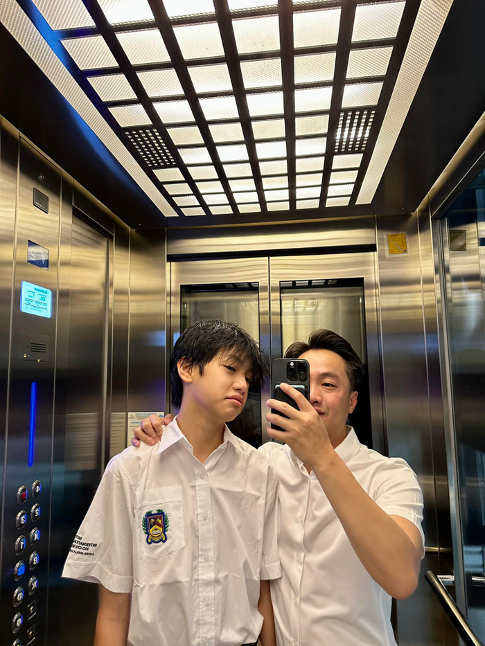 Bận rộn công việc, thế nhưng Cường Đô La vẫn dành thời gian để đưa đón con trai đi học và vui chơi cuối tuần cùng con. 