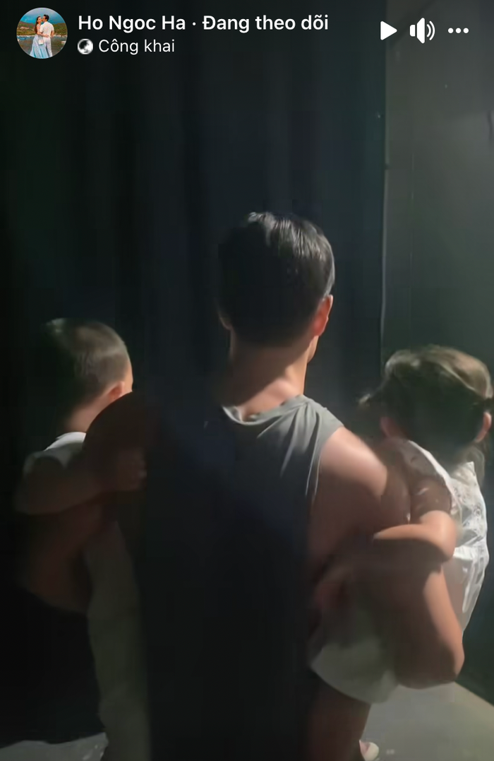 Kim Lý bồng bế cặp song sinh Leon - Lisa đến ủng hộ mẹ Hồ Ngọc Hà tại phim trường. (Ảnh chụp màn hình)