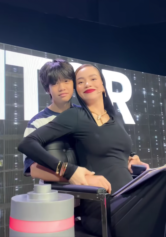 Vắng Kim Lý, Subeo là người 'tháp tùng' mẹ đi làm. (Ảnh tổng hợp)