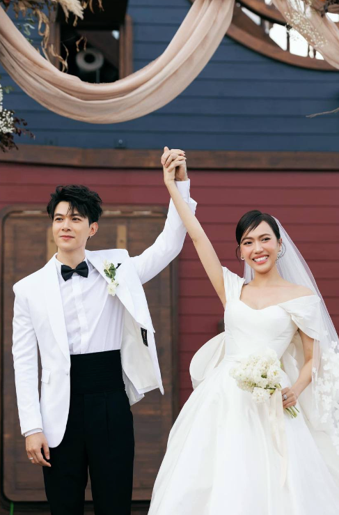 Diệu Nhi - Anh Tú rạng rỡ, 'tay trong tay' ngọt ngào tại đám cưới vào tháng 10/2022