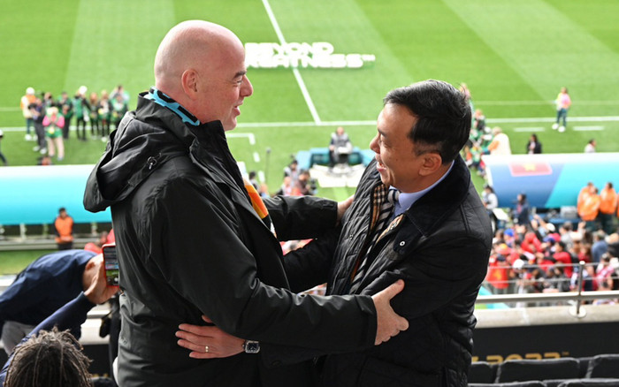 Cái ôm của ông Tuấn và Chủ tịch FIFA Ảnh 2