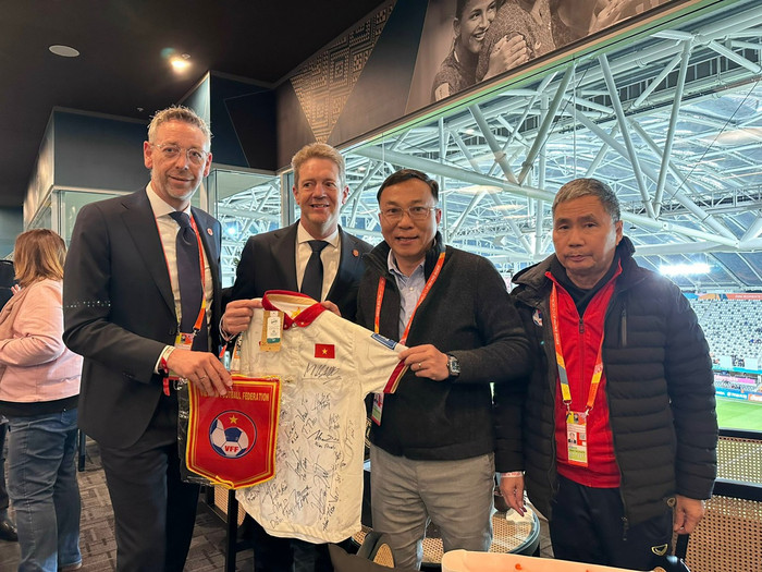  Cái ôm của ông Tuấn và Chủ tịch FIFA Ảnh 2