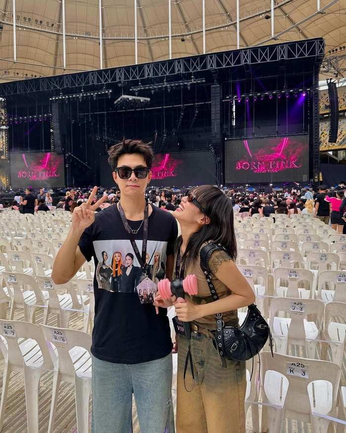 Vì để thỏa mãn niềm đam mê của vợ với nhóm nhạc Blackpink, Anh Tú sẵn sàng diện áo thun độc đáo và đưa Diệu Nhi ra nước ngoài để theo dõi concert của nhóm nhạc đình đám
