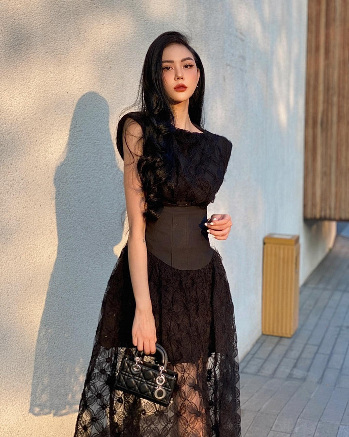 Người thân đau xót, không kìm nổi xúc động trong đám tang của người mẫu Phương Anh.