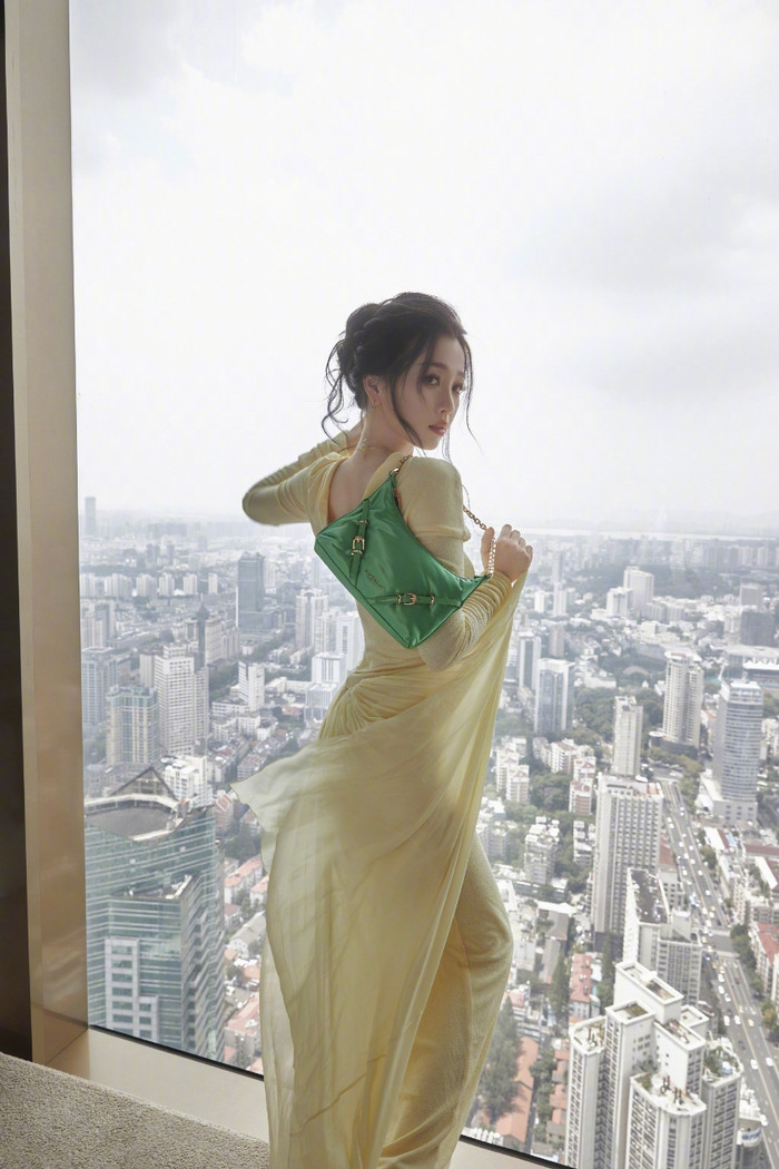  Ngu Thư Hân 'hiện nguyên hình' qua camera thường: 1m68 nhưng nhìn lạ lắm! Ảnh 2