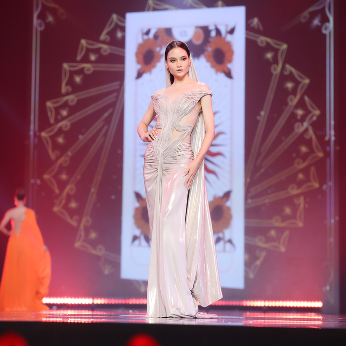 Bán kết Miss Universe Thailand: Thí sinh mặc váy dạ hội khoét xẻ cực 'hiểm hóc' Ảnh 7