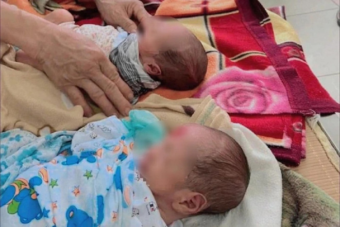  2 em bé sinh đôi bị bỏ rơi ở ven đường kèm mẩu giấy 'bố mẹ cháu không tìm lại' Ảnh 1