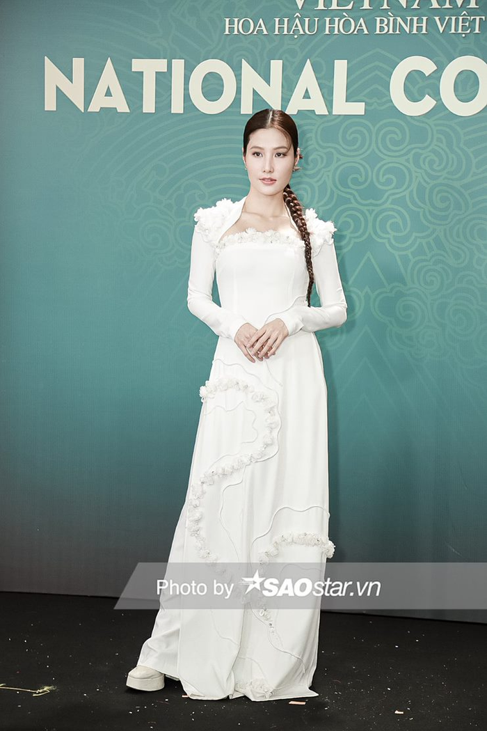 Chiếc áo dài cổ vuông giúp diễn viên Diễm My vừa đem lại cảm giác thanh lịch, vừa dịu dàng đúng chuẩn phụ nữ Việt. 