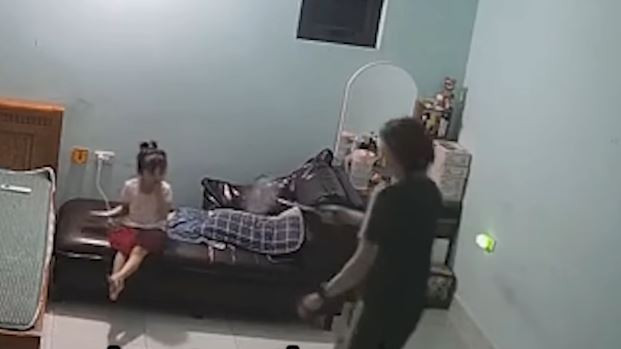 Người mẹ đi đánh răng vào nhưng vẫn thấy con gái chưa chịu đi ngủ nên đã lớn tiếng yêu cầu con đi ngủ. Ảnh cắt từ clip