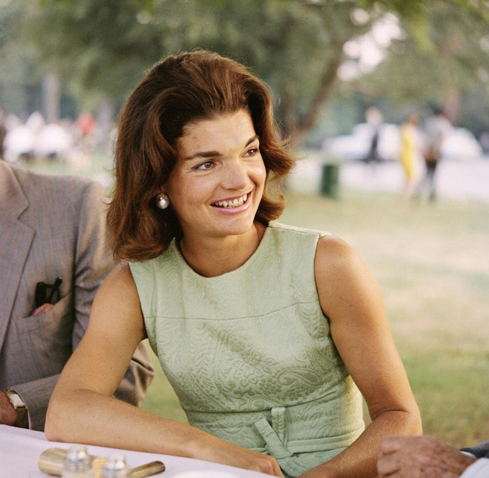 Jackie Kennedy không thích trang điểm đậm. Bà thường dùng kem nền Flawless Finish của Elizabeth Arden để có làn da hồng hào, ẩm mượt tự nhiên.