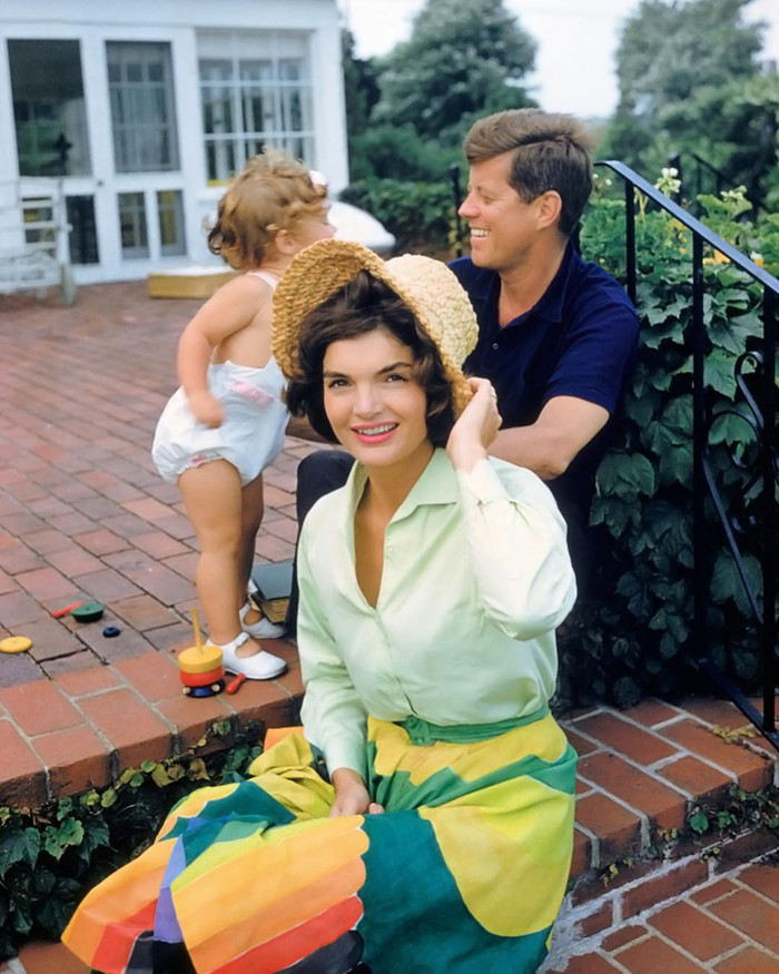 Đội khăn che tóc xấu và những mẹo làm đẹp đời thường của Jackie Kennedy Ảnh 3