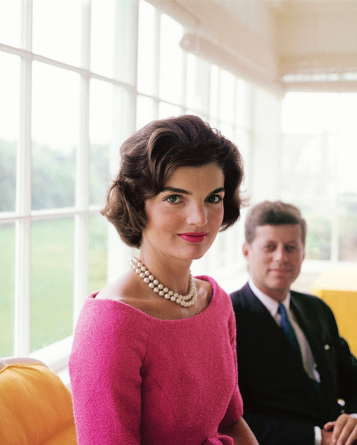 Với Jackie Kennedy, son môi cũng là một loại phụ kiện. Bà luôn dùng màu son giống với màu quần áo.