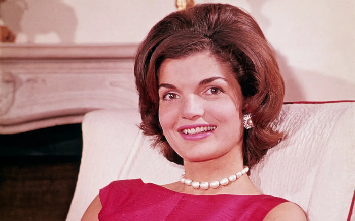 Đội khăn che tóc xấu và những mẹo làm đẹp đời thường của Jackie Kennedy Ảnh 2
