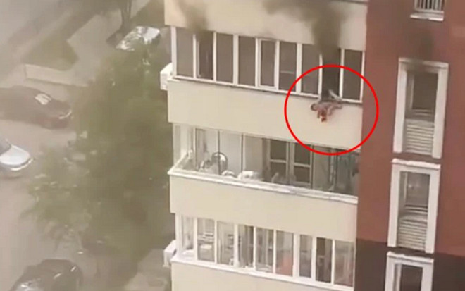 Nghẹt thở khoảnh khắc mẹ ném con từ độ cao 30m để thoát khỏi đám cháy và cái kết Ảnh 2