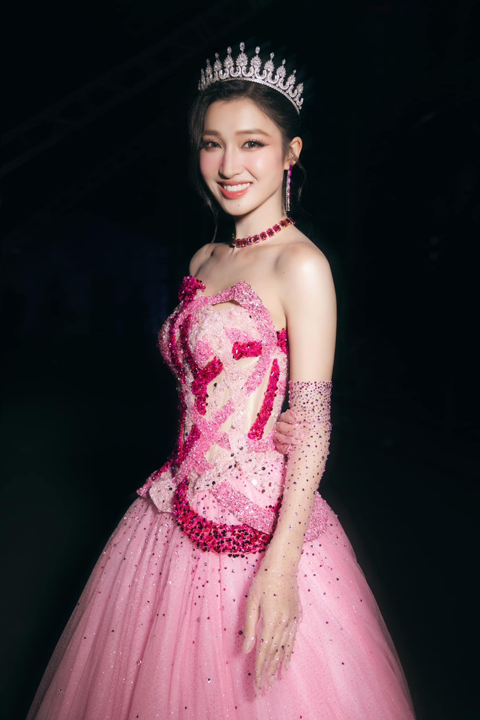 Chỉ còn hơn 2 tháng nữa, Phương Nhi sẽ đại diện Việt Nam dự thi Hoa hậu Quốc tế 2023 tại Nhật Bản vào tháng 10 sắp tới. Hiện tại, cô nàng đang cố gắng trau dồi thêm về ngoại ngữ lẫn khả năng ứng xử, catwalk để có thể lập nên thành tích ở đấu trường này.&nbsp;