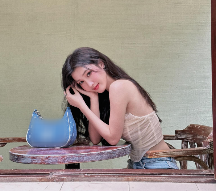 Mỹ nhân sinh năm 2002 mặc áo cúp ngực ngắn cũn được làm từ vải voan, kết hợp thêm với quần và túi jean cực kỳ cá tính.&nbsp;