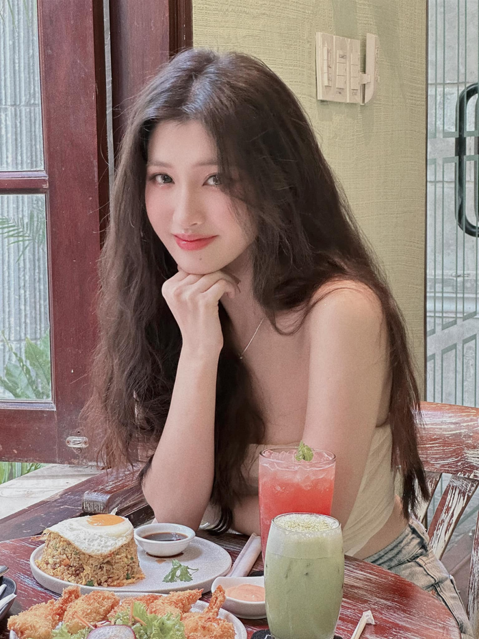 Chưa kể, Phương Nhi còn đem lại cảm giác mới lạ với kiểu tóc xoăn xù mì. Cô nàng nhận về nhiều lời khen bên dưới bài viết: 'Đẹp thế này chỉ có thể là yêu quái'.