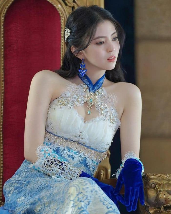 Mỹ nữ xứ Hàn 'cân' đẹp loạt outfit sến súa, Song Hye Kyo cũng chịu thua Ảnh 4