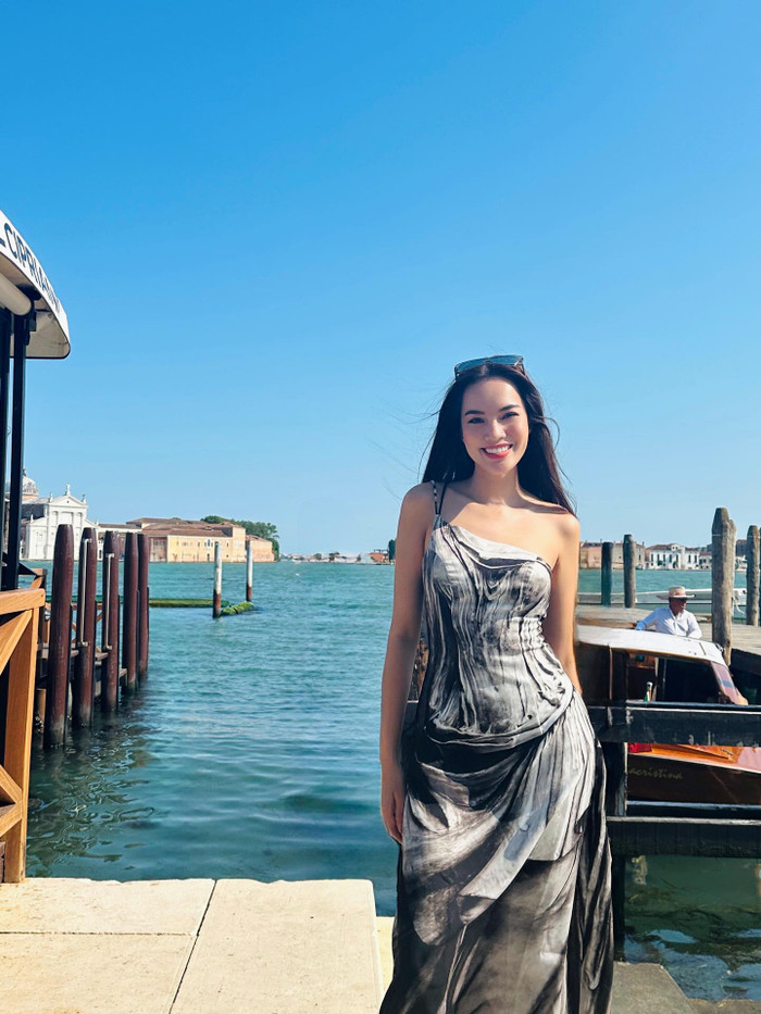 Người đẹp 9X làm fan sắc đẹp xao xuyến với nụ cười tỏa nắng.