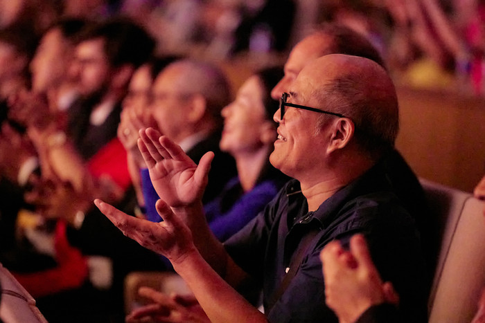 Khán giả liên tục hòa reo trong suốt thời gian diễn ra hòa nhạc.