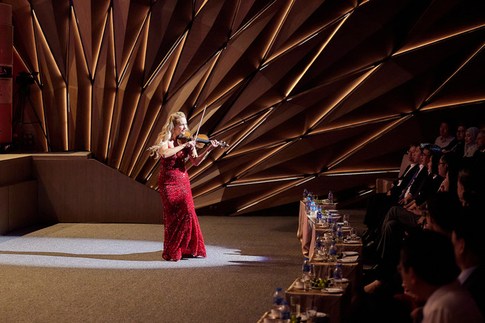 Caroline Campbell xuất hiện như một thiên thần và chinh phục khán giả với những phần trình diễn violin điệu nghệ.