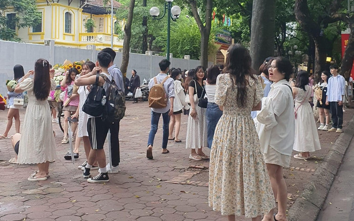 Mùa thu Hà Nội đã đến, phố Phan Đình Phùng đông đúc chị em xúng xính váy áo Ảnh 2