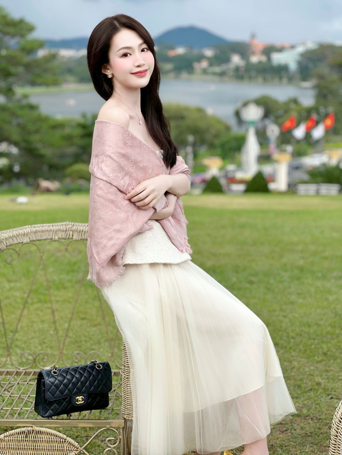  Say đắm nhan sắc xinh hơn thiên thần của 'bản sao Hoa hậu Đặng Thu Thảo' Ảnh 3