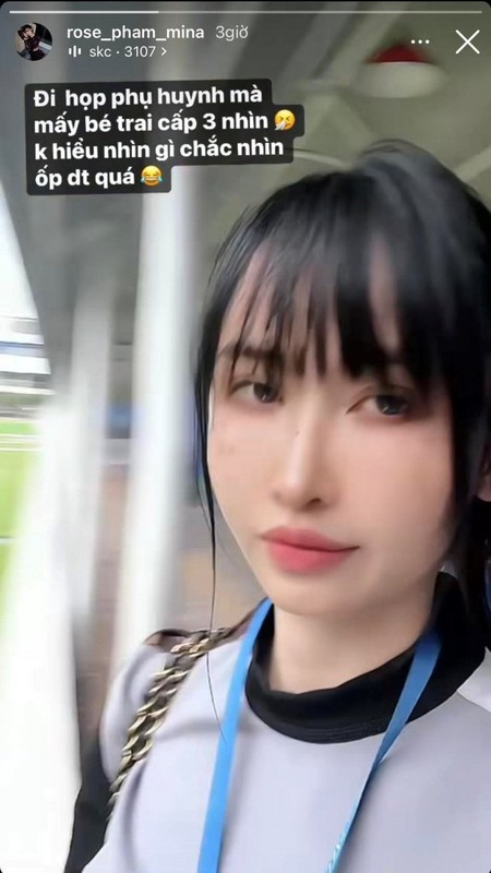 Mina Phạm đăng lên story dòng trạng thái: 'Đi họp phụ huynh mà mấy bé trai cấp 3 nhìn. Không hiểu nhìn gì, chắc nhìn ốp điện thoại quá!'.