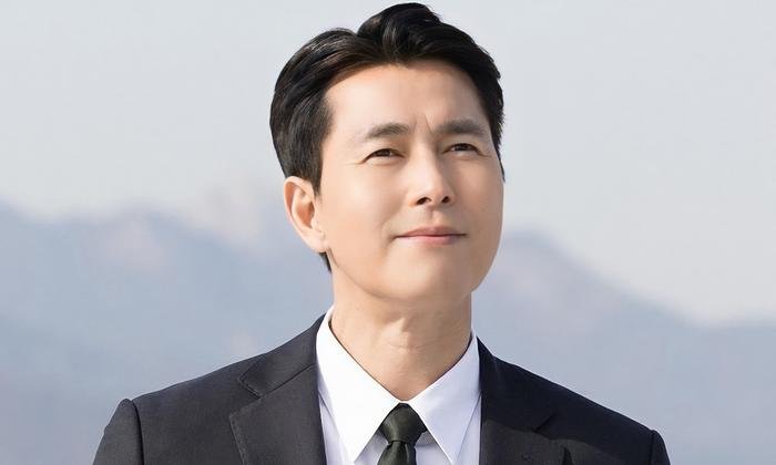 Jung Woo Sung đội nón lá, cúi chào fan Việt khi đi quảng bá phim Ảnh 1