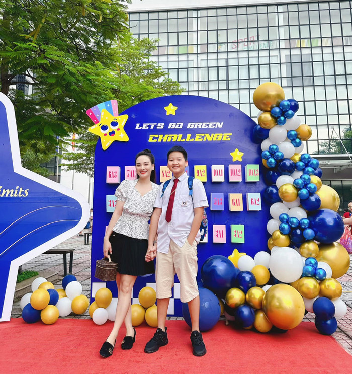 Bảo Thanh ăn vận trẻ trung, thanh lịch và hạnh phúc nắm tay con trai khi đưa quý tử đi học