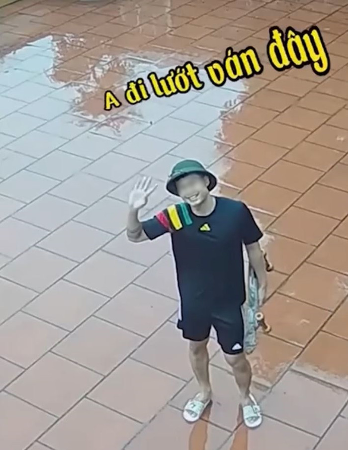 Anh thanh niên nở nụ cười tươi, nhìn lên camera và thông báo với vợ về việc sẽ đi chơi lướt ván. Ảnh cắt từ clip 