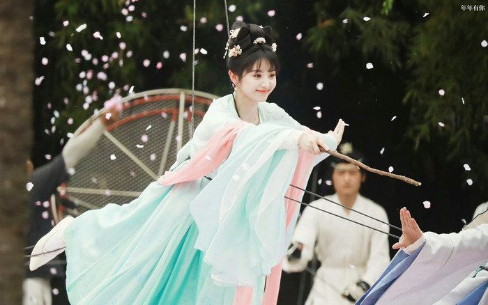 Một tiểu hoa 95 có phim lên sóng, Triệu Lộ Tư phải dè chừng Ảnh 2