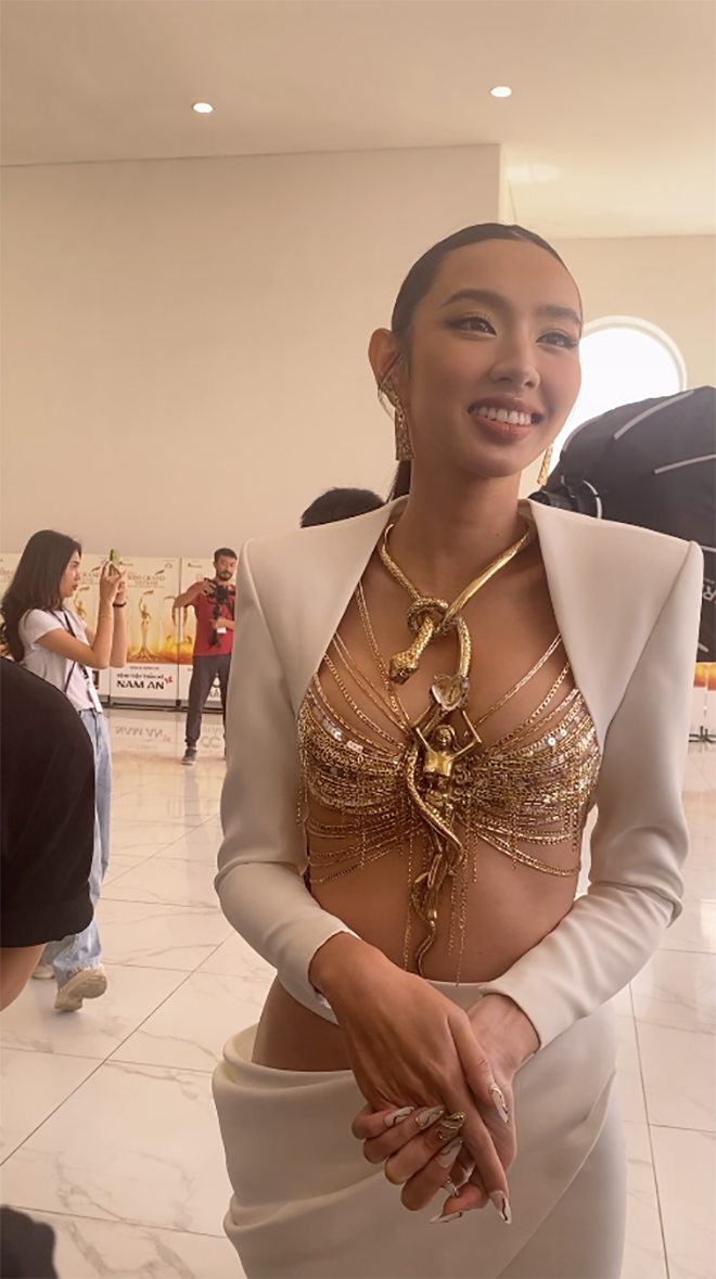 Thùy Tiên ngại ngùng kể lại chuyện 'não cá vàng' ngủ quên trên xe dẫn đến việc chưa mang giày.