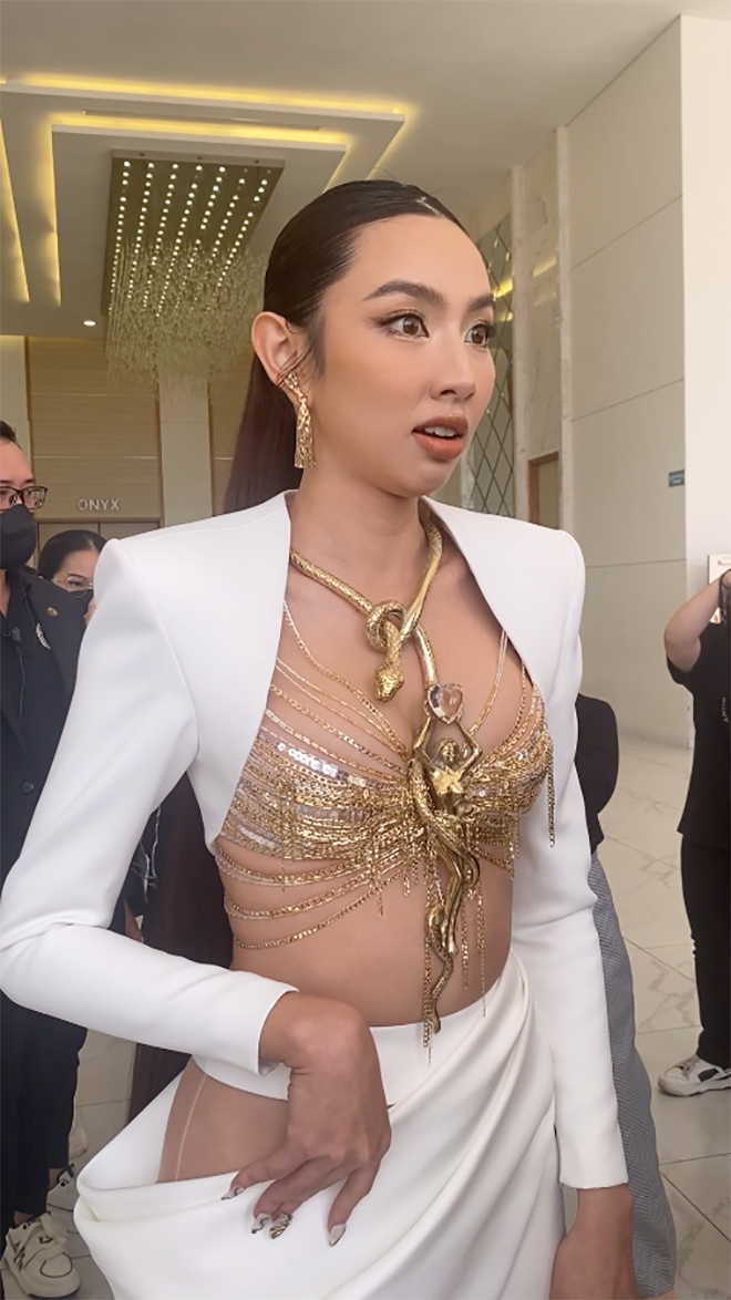 Biểu cảm bất ngờ của Thùy Tiên khi biết thảm đỏ vẫn chưa bắt đầu, dù cho cô nàng tưởng rằng bản thân đã đến muộn.