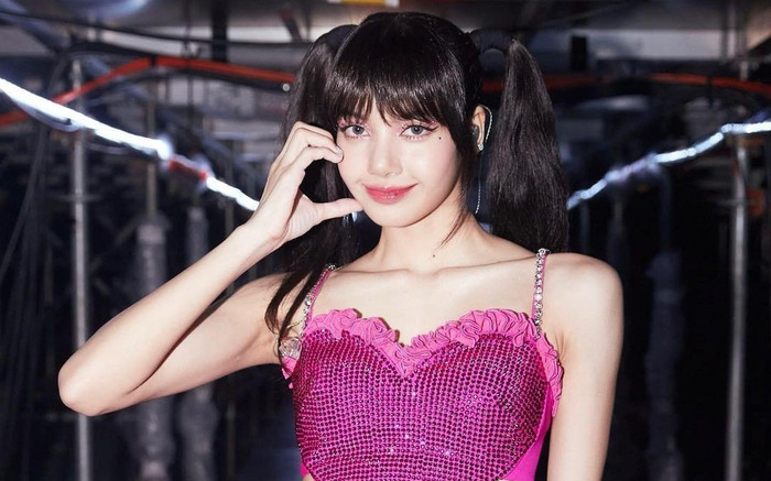 Lisa (BLACKPINK) xử lý chuyên nghiệp khi gặp sự cố trang phục trên sân khấu Ảnh 2
